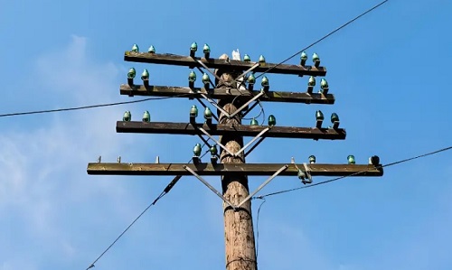 野外電線桿、輸電線電塔也是否需要接地？